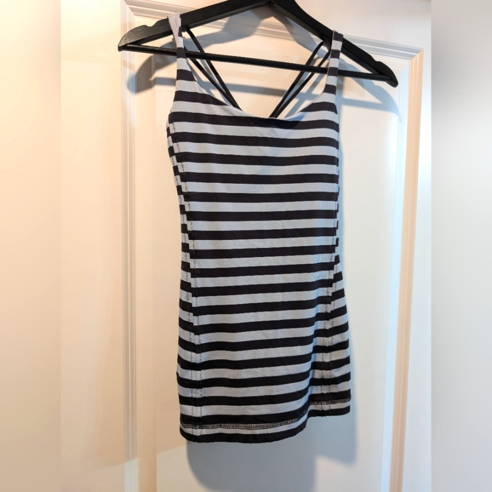 Lulu Lemon Athletica Top With Built In Bra Size 0-2 Great Condition